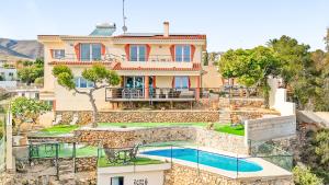 una casa con una piscina di fronte di Villa Infinity sea views I Pool I BBQ I Jacuzzi a Almería