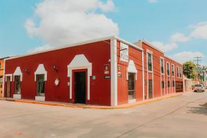 um edifício vermelho no lado de uma rua em Hotel Quinta Marciala MX em Valladolid