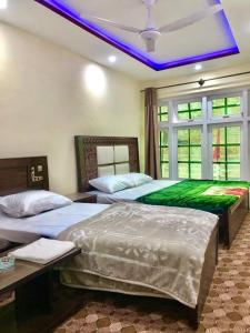 Ένα ή περισσότερα κρεβάτια σε δωμάτιο στο Al Jannat Hotel & Relax Inn Guest House Skardu
