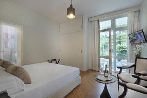 een witte slaapkamer met een bed en een woonkamer bij Maison D'Enrì in Gallipoli