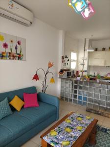 Amwaj North coast chalet in 1st floor families only في العلمين: غرفة معيشة مع أريكة زرقاء وطاولة