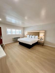 a bedroom with a large white bed and a window at Nob Hill Motor Inn -Newly Updated Rooms! in San Francisco