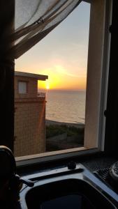 a view of the ocean from a bathroom window at Appartement bord de mer in Mazer