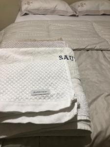 uma cama com toalhas em cima em Energia Perfeita Casa Solar Milagres em Americana