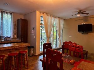 a living room with a table and some red chairs at Cabaña/casa Wolf 