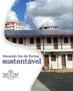 um edifício com painéis solares no telhado em Hotel Paraty em Camaçari