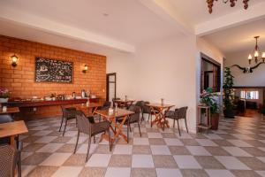 皮雷諾波利斯的住宿－Pousada Lara，一间带桌椅和柜台的餐厅