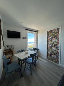 TV a/nebo společenská místnost v ubytování Appartement vue mer.