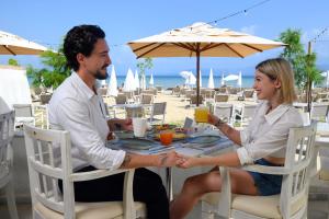 Restoran ili drugo mesto za obedovanje u objektu Cavomarina Beach- Adults Only