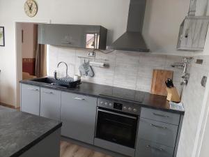 Kuchyňa alebo kuchynka v ubytovaní Wohnung mit Charme in Pinsdorf