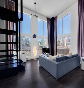 ภาพในคลังภาพของ Funky Modern Loft in the Heart of Downtown - #1 Best Location! ในแวนคูเวอร์