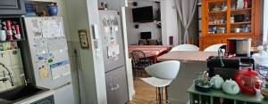 Kuchyňa alebo kuchynka v ubytovaní Vaste maison Fouras 15 pers 6 chbres meublé 3*