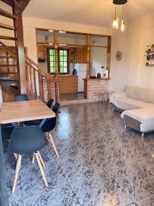 een woonkamer met een tafel en een bank bij Casa Lanardi, Stavros in Stavros