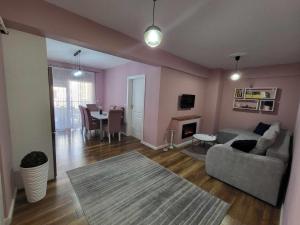 - un salon avec un canapé et une table dans l'établissement Pink Galaxy, à Baciu