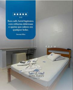 um sinal para um quarto de hotel com uma cama em Hotel Paraty em Camaçari