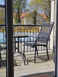 ławka i stół na patio w obiekcie Hotel Skansen w mieście Färjestaden