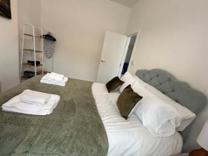 Posteľ alebo postele v izbe v ubytovaní Studio Flat 2A central Colwyn Bay