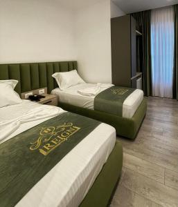 Un pat sau paturi într-o cameră la Reign Hotel