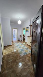 uma sala de estar com uma porta e um piso de azulejo em Meti Apartment em Durrës