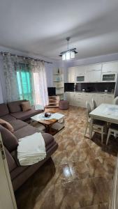 uma sala de estar com um sofá e uma mesa em Meti Apartment em Durrës mais 14 fotografias