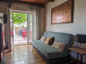 Ruang duduk di Gîte du tilleul - 2 étoiles - domaine de l'olivier