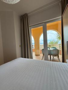 Schlafzimmer mit einem Bett und Blick auf einen Innenhof in der Unterkunft Villa Spomenka in Podgora
