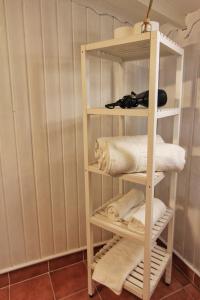a white towel rack with towels on it at Apartamentos La Vera de Gredos in Villanueva de la Vera