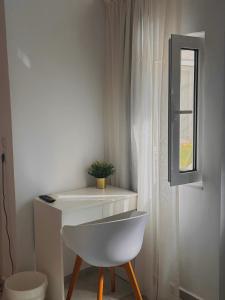 La salle de bains est pourvue d'un lavabo blanc et d'un miroir. dans l'établissement CreteSuites - Urban Villa with Pool - 500m to the Beach, à Réthymnon