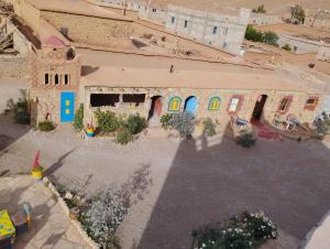 vista aerea di un edificio con finestre colorate di Auberge Hostel Traditionnel a Tinerhir