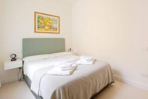 een slaapkamer met een bed met handdoeken erop bij Home In The Heart Of Ghirlandina in Modena