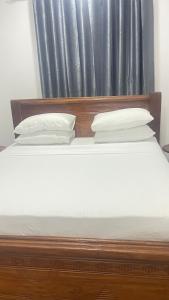 En eller flere senge i et værelse på PM Lodge and Restaurant