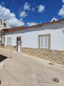 Mexilhoeira Grande的住宿－Casa da Vila，白色的石墙房子