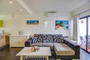 ein Wohnzimmer mit einem Sofa und einem Tisch in der Unterkunft Seaside Retreat with Pool, AC, and Fast Wi-Fi in Albufeira
