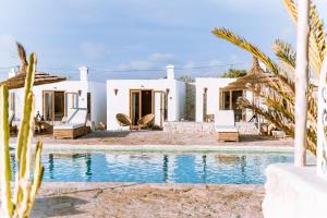 une villa avec une piscine et un complexe dans l'établissement Villa Madame Babouche, chambre Fériel, SdB privative, à Oulad el Madani