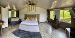 ein Schlafzimmer mit einem großen Bett und einem Sofa in der Unterkunft Chalet de Descanso y Tranquilidad in Manizales
