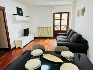 un soggiorno con un divano e un tavolo di EL TEMPLE a Saragozza