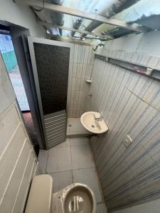a bathroom with a toilet and a sink at Hotel Familiar La Esmeralda in Tocaima