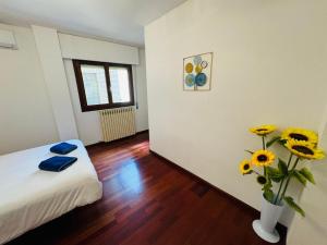una camera con un letto e un vaso con fiori di EL TEMPLE a Saragozza