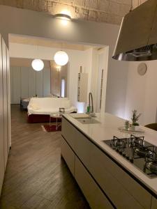 cocina y sala de estar con cama de fondo en Al centro exclusive apartment, en Brindisi