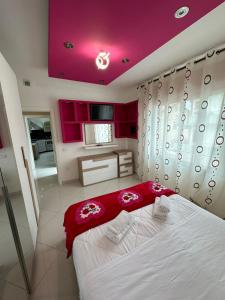 um quarto com uma cama grande e um tecto vermelho em CASA GENA em Veneza