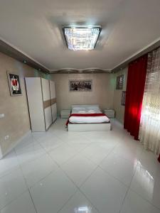 1 dormitorio con cama y cortina roja en CASA GENA, en Venecia