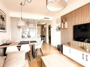 TV a/nebo společenská místnost v ubytování Beach Apartment 2Bed Small Oasis