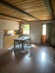 een eetkamer met een tafel en een keuken bij Barts house in Länshult