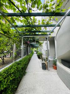 une passerelle dans un bâtiment avec des arbres et des plantes dans l'établissement Sencer Apart, à Marmaris