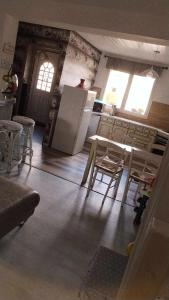 cocina con mesa y sillas en una habitación en chambre rez de chaussée SDB privée, salon et cuisine partagés, en Ferques