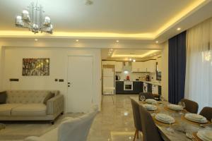 Una sala de estar con mesa de comedor y una cocina. en Villa Erika 1, en Fethiye