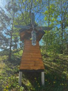 einer Holzbank mit einem Propeller darüber in der Unterkunft Vila Sarajlić in Srebrenik