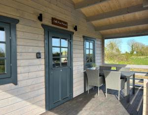Fotografie z fotogalerie ubytování LITTLE ROCK RETREAT Log Cabin with Hot Tub v destinaci Westmeath