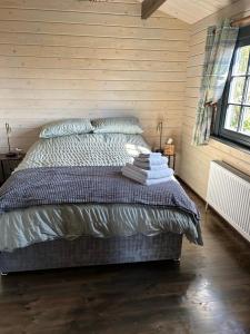 Postel nebo postele na pokoji v ubytování LITTLE ROCK RETREAT Log Cabin with Hot Tub