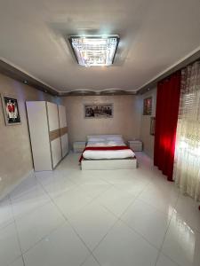 威尼斯的住宿－CASA GENA，一间卧室配有床和红色窗帘